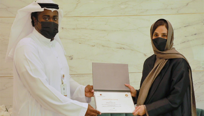 "الإمارات للتعليم المدرسي" تكرم فائزاً بوسام سعادة المتعاملين